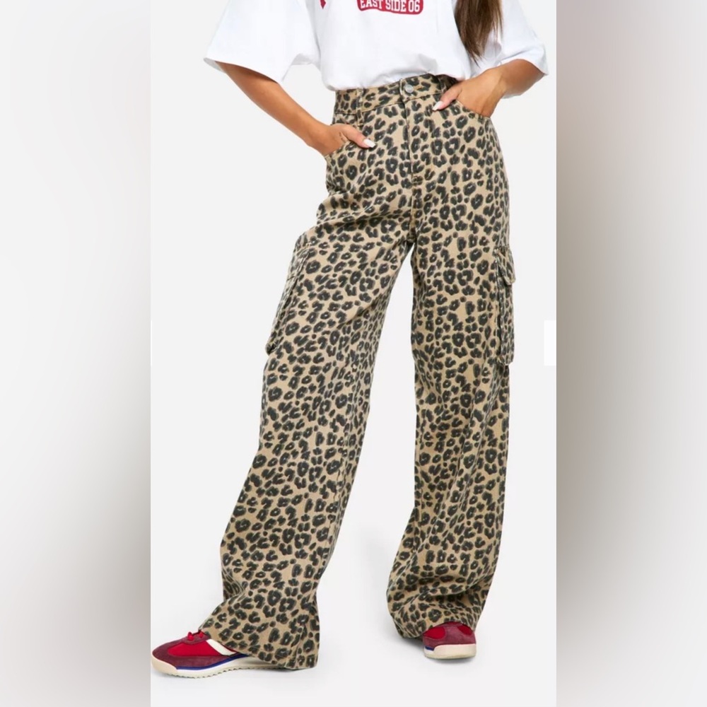 BOOHOO - LEOPARD PRINT CARGO WIDE LEG JEAN
